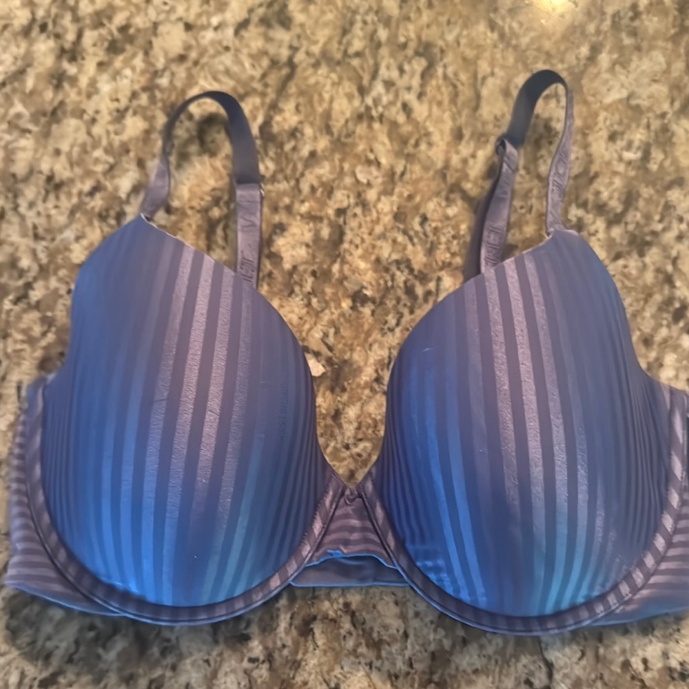 Victoria’s Secret bra 34DD #153